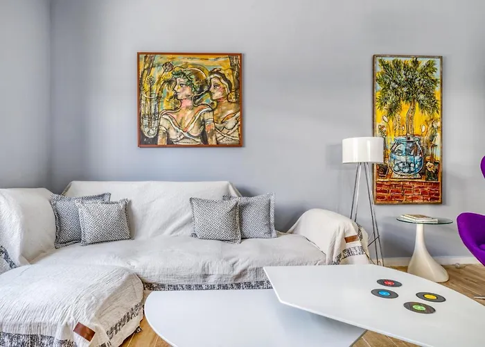 Spacious Flat With Courtyard And Private Parking!