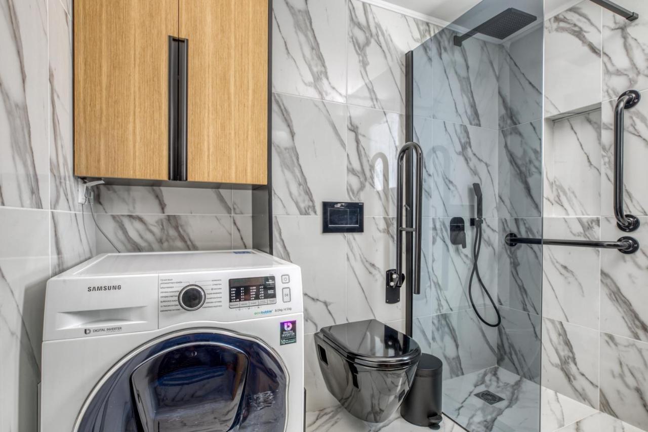Spacious Flat With Courtyard And Private Parking! *