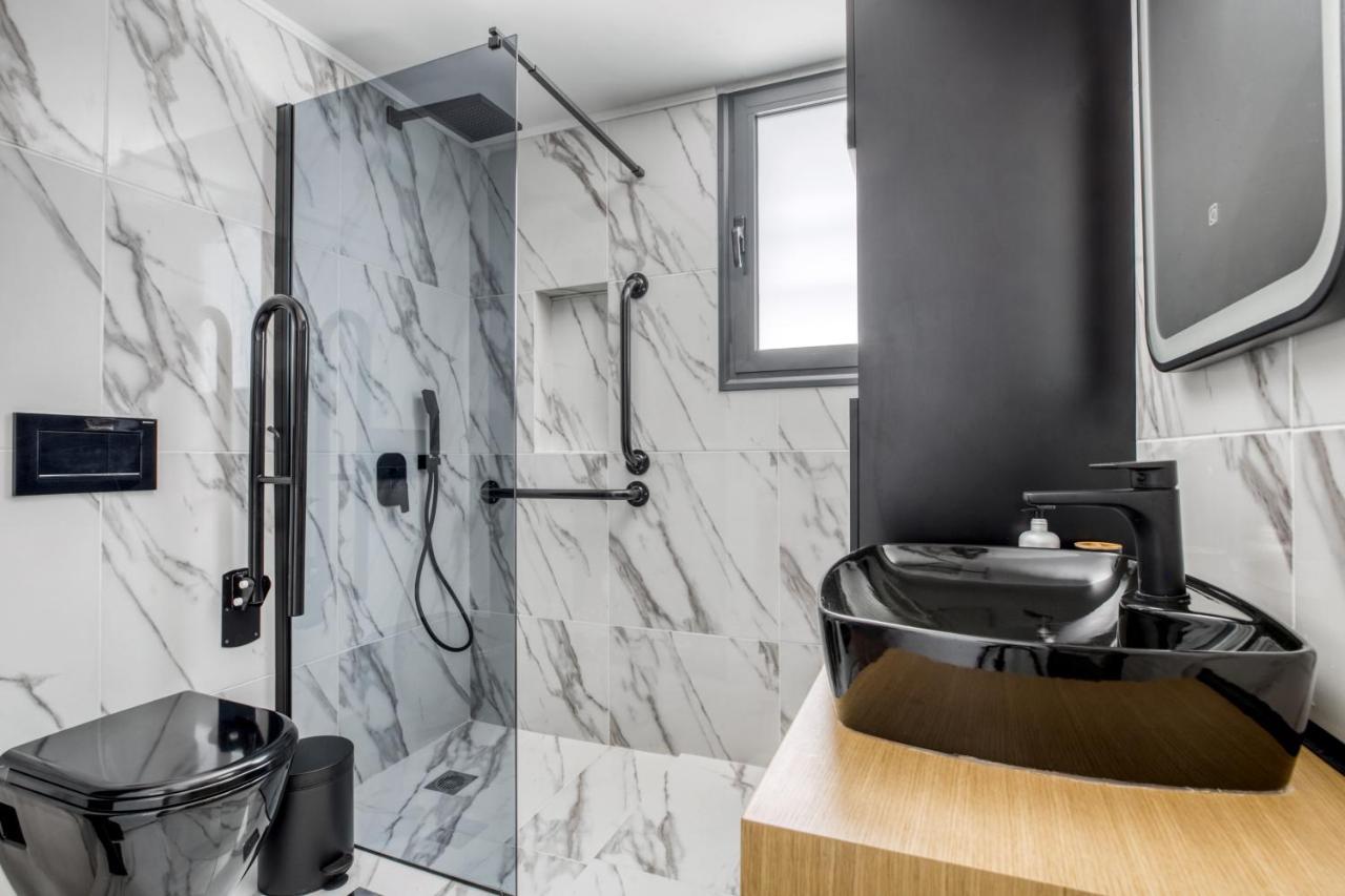 Spacious Flat With Courtyard And Private Parking! Apartment Athens